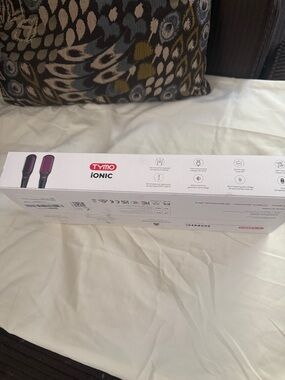 Vionic Ionic Hair Straightening Brush - White with Pink Accents